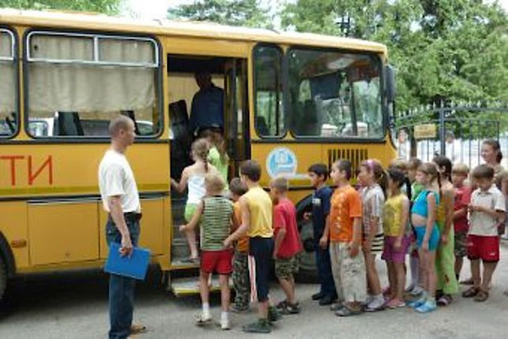 Перевозка детей автобусом заказ. Детский автобус. Автобус в детский лагерь. Автобус дети лагерь. Школьный автобус дети.