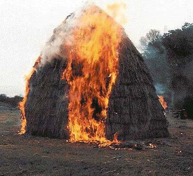 Сжигание соломы. Сено горит. Горящий стог сена. Самовозгорание сена.